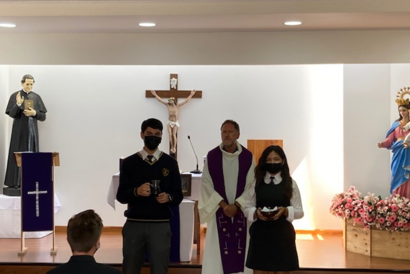 Padre Carmelo Moler recibiendo las ofrendas de los alumnospng