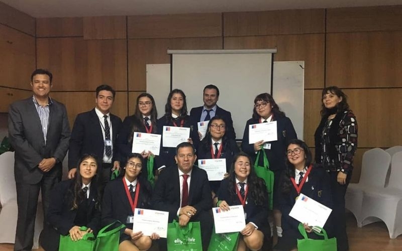 Colegio Salesiano Santo Domingo Savio gana debate Macrozonal preventivo del consumo de drogas en Arica