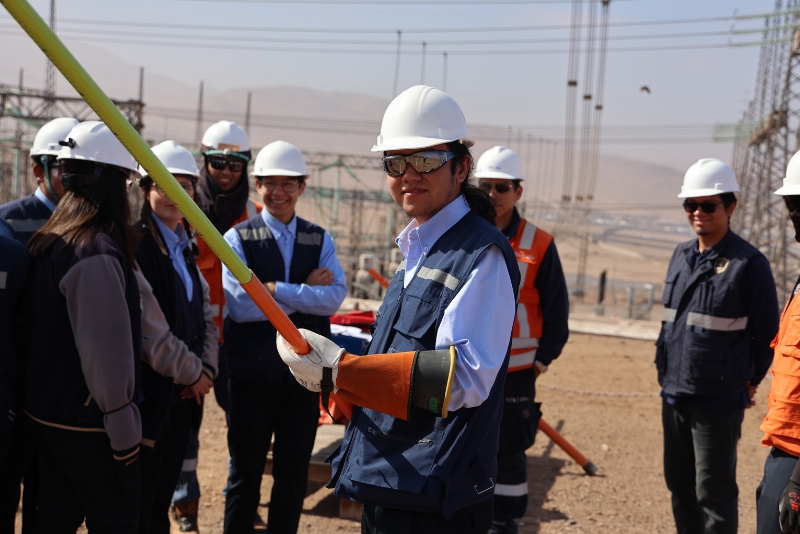 Alumnos de Electricidad de salesianos alto hospico Visita a la Subestación Los Cóndores